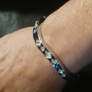 Montana silversmith hinged bracelet with a Magnetic clasp crystal & black .